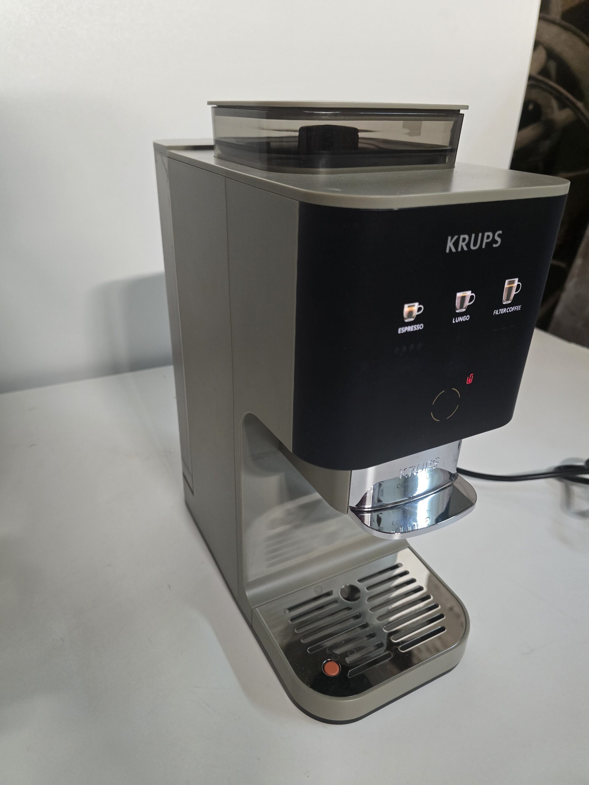 Resigilat - Espressor semi-automat Krups Coffee Crush SA402AE0, 1370 W, 15 bari, rasnita inox, sistem bean-to-cup, preparare one-touch, intensitate cafea ajustabila, compatibil cafea macinata, design ultra-compact, curatare usoara, crem & negru
