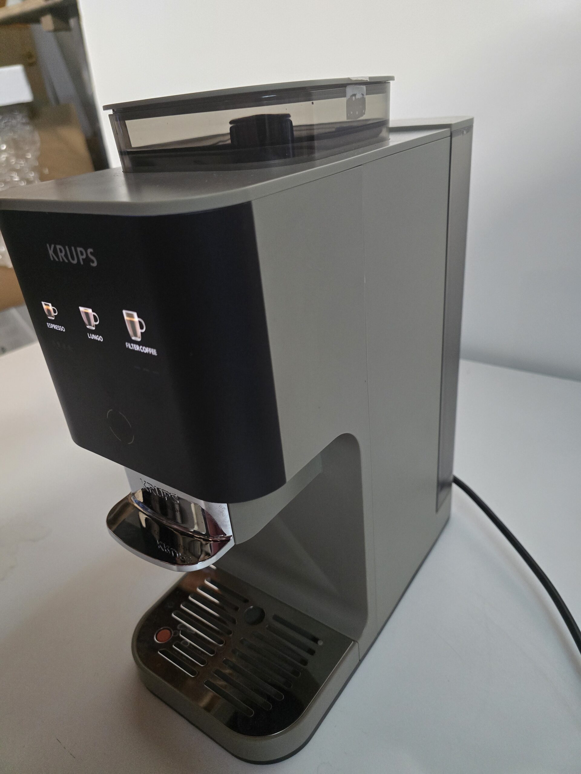 Resigilat - Espressor semi-automat Krups Coffee Crush SA402AE0, 1370 W, 15 bari, rasnita inox, sistem bean-to-cup, preparare one-touch, intensitate cafea ajustabila, compatibil cafea macinata, design ultra-compact, curatare usoara, crem & negru