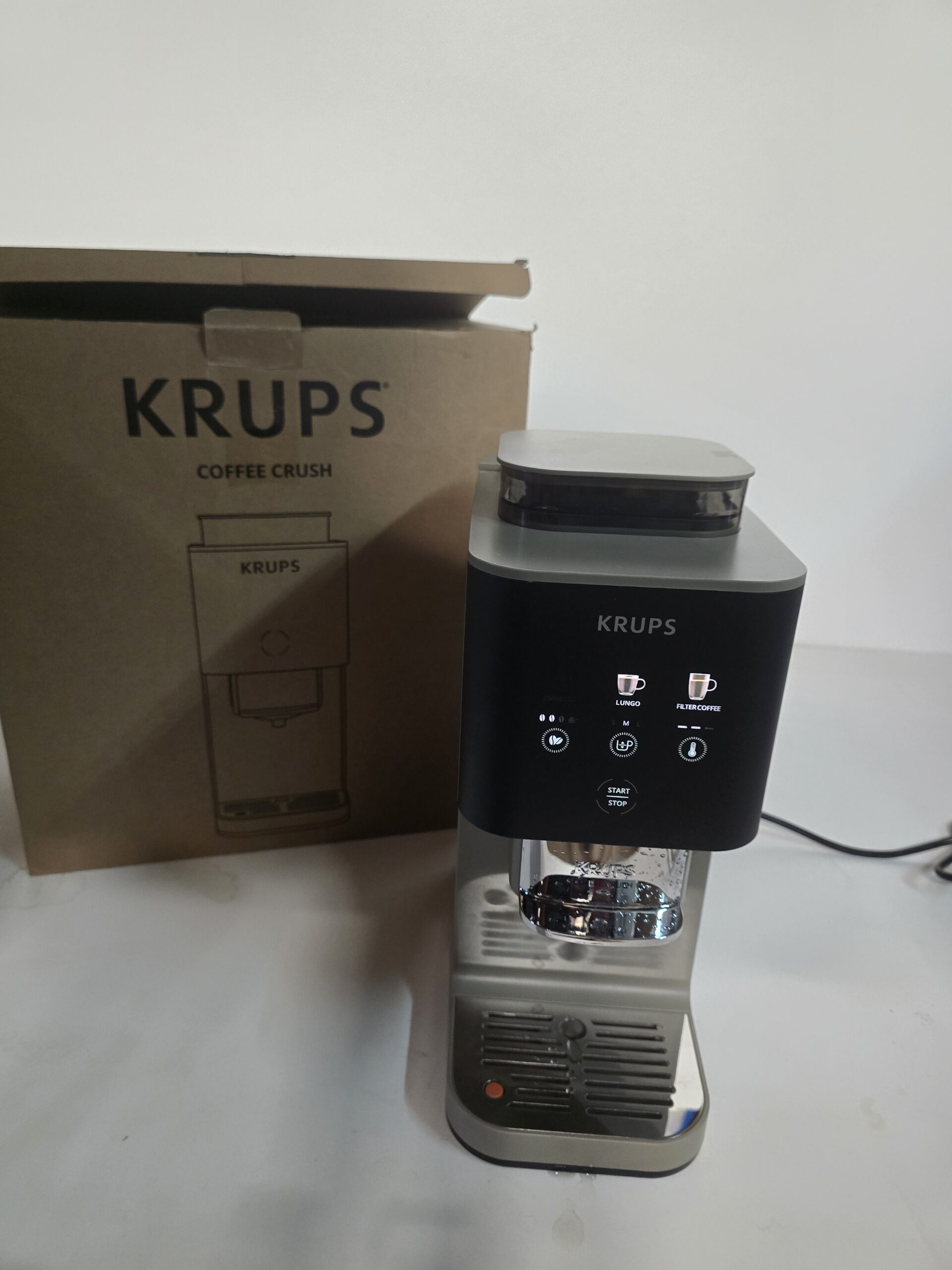 Resigilat - Espressor semi-automat Krups Coffee Crush SA402AE0, 1370 W, 15 bari, rasnita inox, sistem bean-to-cup, preparare one-touch, intensitate cafea ajustabila, compatibil cafea macinata, design ultra-compact, curatare usoara, crem & negru