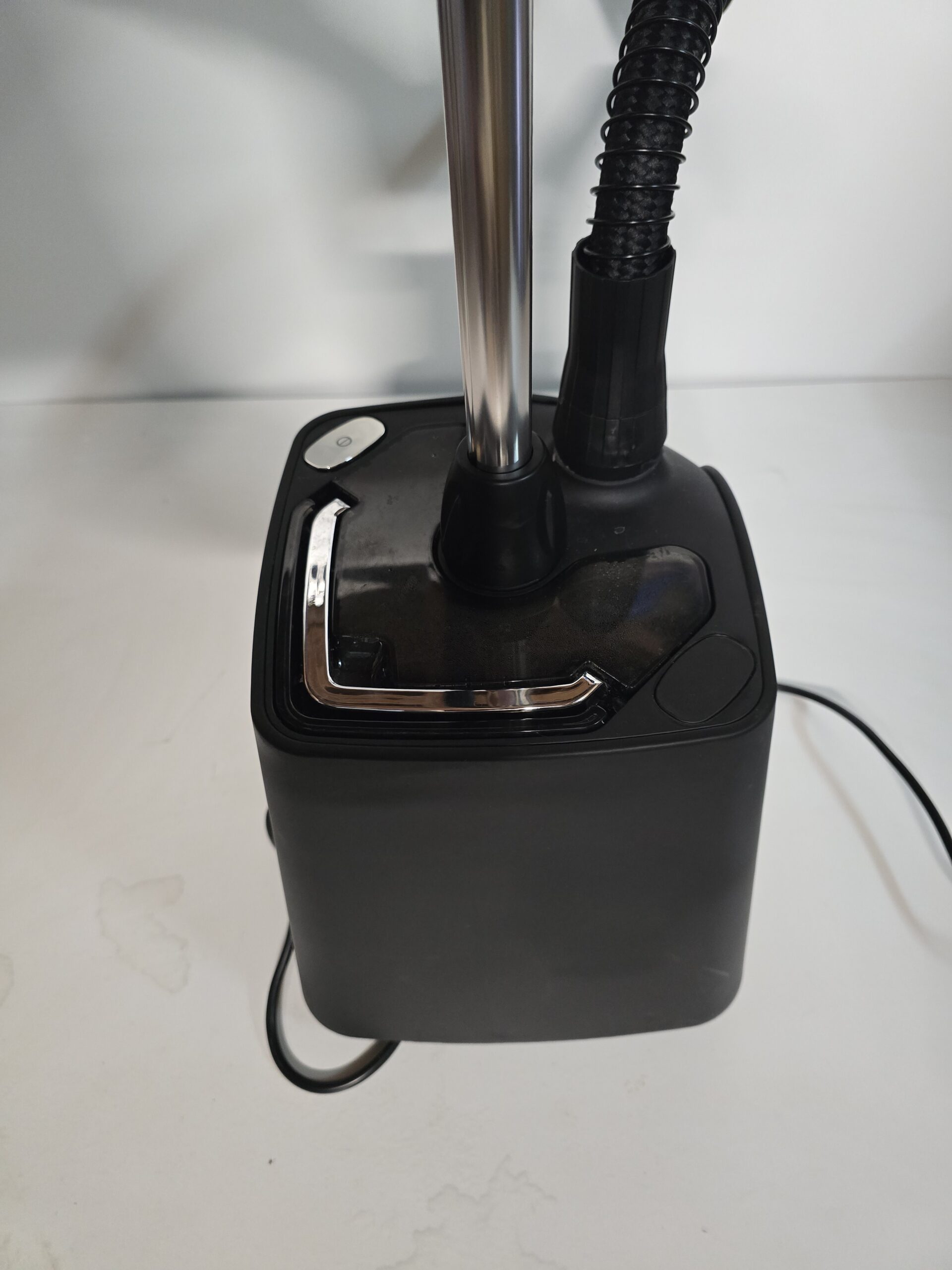 Resigilat - SteamOne - Abur vertical cu 1800W - rezervor de apa de 1,8 L - Usor de mutat cu 4 roti motoare - Timp de incalzire de 60 de secunde - Supapa anticalcar - Furtun triplu de protectie termica - H18B