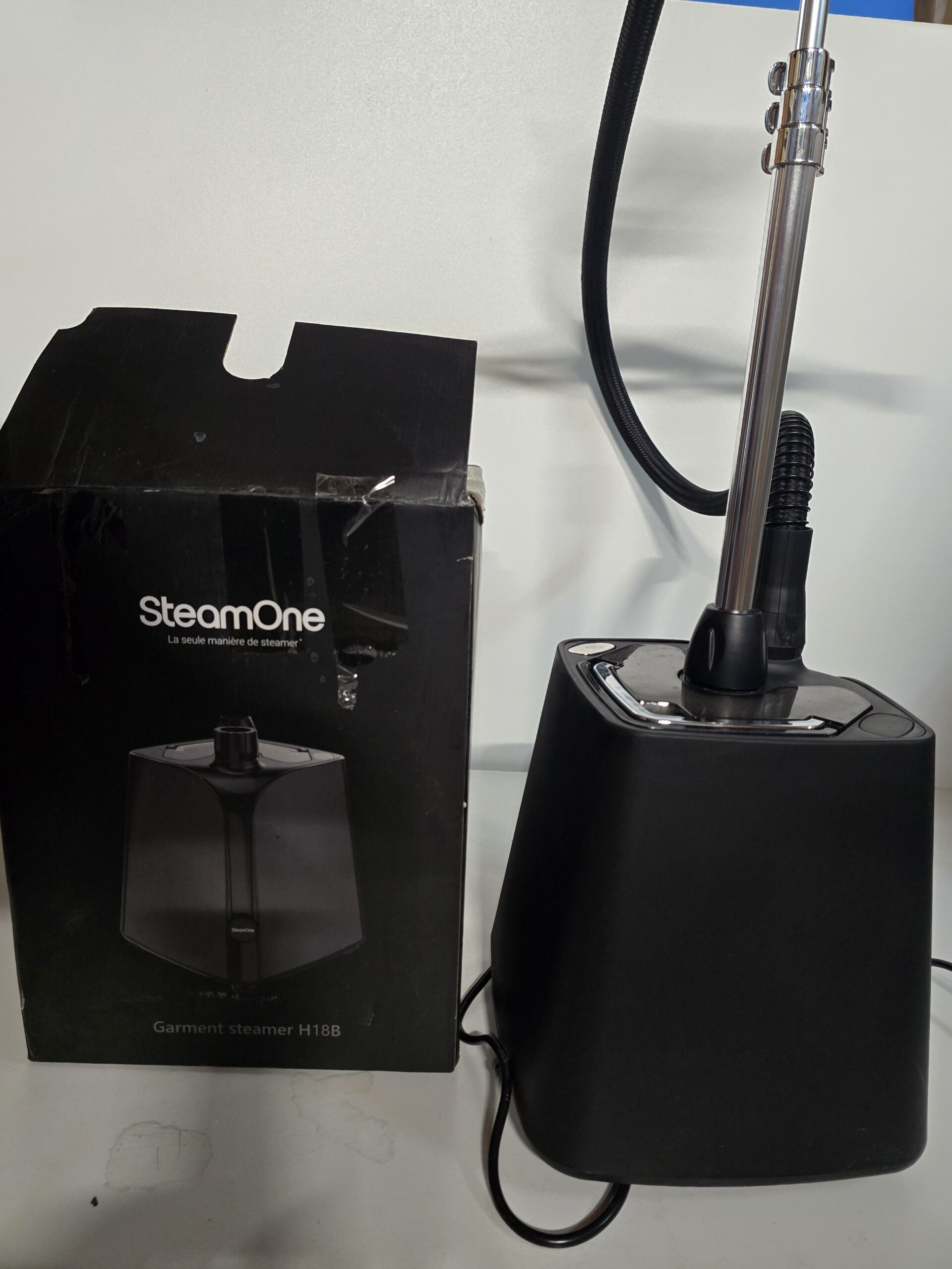 Resigilat - SteamOne - Abur vertical cu 1800W - rezervor de apa de 1,8 L - Usor de mutat cu 4 roti motoare - Timp de incalzire de 60 de secunde - Supapa anticalcar - Furtun triplu de protectie termica - H18B