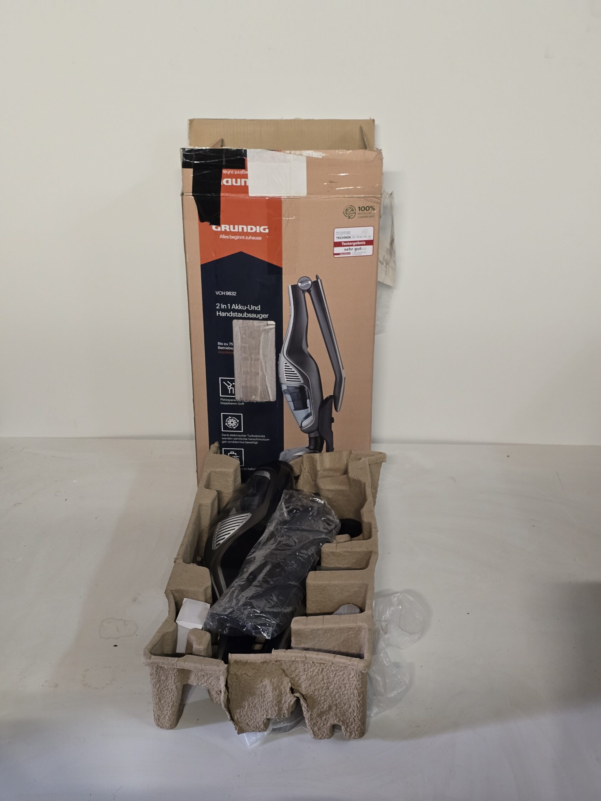 Resigilat - Aspirator Grundig VCH 9832, 120 W, 0.5 Litri, 75 Minute Autonomie